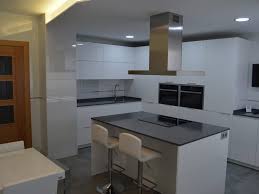 Blanco brillo para una cocina luminosa, tres elementos: Conoce Nuestros Proyectos Cocinas Y Banos Modernos Y De Diseno