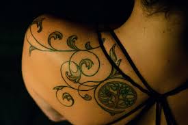 Pour atténuer cette sensation et détendre vos muscles, vous pouvez craquer le haut du dos de temps en temps. Tatouage Arabesque S Approprier L Inkage Feminin Par Excellence