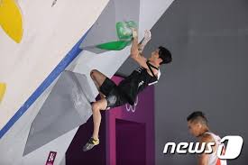 【 기자 】 거꾸로 기울어진 암벽을 성큼성큼 오릅니다. Inm2fibfuehvum