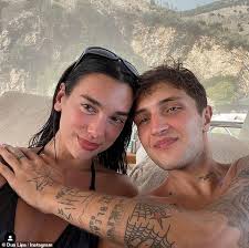 Dua and anwar have been dating for a number of months credit: Fresh Faced Dua Lipa Puts On A Loved Up Display With Boyfriend Anwar Hadid As They Cosy Up On Boat Us Mail24