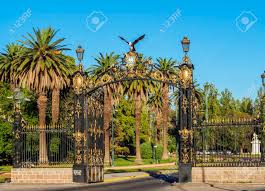 With ornamental fountains and classical statues, a lake and monuments, the park was created in the 1890s following english and french landscaping traditions. Portones Del Parque Puerta Decorativa Parque General San Martin Mendoza Argentina Fotos Retratos Imagenes Y Fotografia De Archivo Libres De Derecho Image 96033442