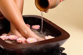 Baking soda soaks excess oil from the skin, which is one of the main reasons behind acne. Pamper Your Legs With 9 Amazing Diy Foot Soaks The Urban Guide