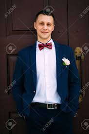 Check spelling or type a new query. Brautigam Tragt Blaue Anzug Und Fliege An Der Roten Tur Lizenzfreie Fotos Bilder Und Stock Fotografie Image 75207886