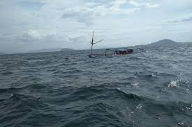 Kapal feri nekat seberangi ombak besar di antara pelabuhan ketapang gilimanuk, selat bali, ombak begitu besar hantam. 2 Korban Hilang Kapal Karam Di Perairan Tn Komodo Belum Ditemukan