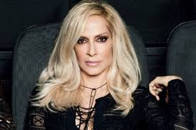 Η μοναδική ερμηνεύτρια ενώνεται ξανά με. H Diaxronikh Anna Bissh Eri3e To Twitter Se Mia Moysikh Bradia Me Arwma Parel8ontos Video