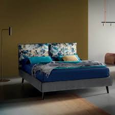 Letto disponibile in versione con rete fissa oppure con rete sollevabile e contenitore rialzato e nella versione con contenitore il box è fissato sospeso su due telai metallici interposti tra testata e pediera. Letto Contenitore Compatto Adrien Scegli Il Made In Italy Arredinitaly