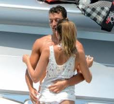 Amine gülşe ile olan ilişkisi ve evlilik hazırlıklarıyla gündemde olan mesut özil'in sosyal medyadan eski sevgilisi mandy capristo lie paylaştığı fotoğraf ortalığı karıştırdı. Mesut Ozil Ve Sevgilisi Mandy Capristo