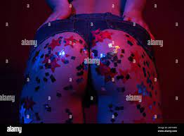 Die Frau zeigt einen schönen nackten Hintern. Luxusarsch Riesenarsch.  Sinnlich attraktiver junger Frauenarsch Heiße, sexy Dessous. Perfekter  weiblicher Hintern in A Stockfotografie - Alamy