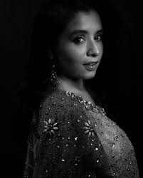 अन्दाज़ अपने देखते हैं आईने में वो...