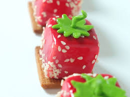 Fraises En Trompe L Oeil Recette Mignardises En 2020 Recette Mignardise Mignardise Aperitif Sucre