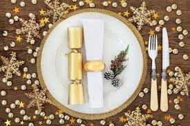 Today's video is a christmas table decoration ideas. Glamorous Christmas Table Decoration In Gold For An Exclusive Atmosphere