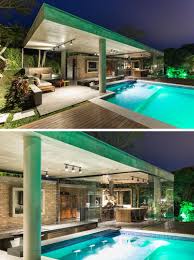 Das Tropical Pool House Verfugt Uber Eine Swim Up Bar Und Ein Glas Umschlossenen Essbereich Essbereich H Backyard Pool Pool Houses Backyard Pool Landscaping