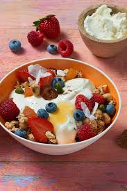 Fruchtige Fruhstucksbowl Mit Bresso Frischkase Rezept Rezepte Lebensmittel Essen Kreatives Essen