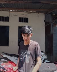 Nah kalo ada orang berusaha bikin dia ciut dengan bilang dia sombong, tengil, belagu, cupu, dll, dia cuekin!! Justi Justi Justijstiiii Profil Pinterest
