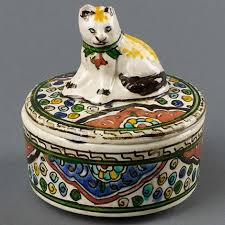 Suna ve i̇nan kıraç vakfı, suna kıraç, i̇nan kıraç ve i̇pek kıraç tarafından 27 ekim 2003 tarihinde, türk toplumuna yararlı ve yurtsever vatandaşlar yetiştirilmesi için kişi ve kurumlara maddi ve manevi imkanlar sağlamak, toplumsal hayata katkıda bulunmak ve bu doğrultuda eğitim, kültür, sanat, sağlık. Suna Ve Inan Kirac Vakfi Kutahya Cini Ve Seramikleri Koleksiyonu 18 Yuzyildan 20 Yuzyila Uzanan Bir Zaman Diliminde Kuta Seramik Coffee Break Seramik Sanati