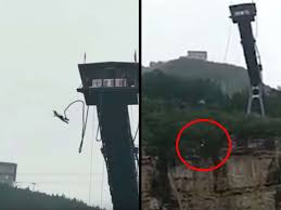 But what if you found out that bungee jumping is a sport that involves several severe risks, the worse of which being breaking the. Horror Seil Reisst Bei Bungee Sprung 17 Jahrige Im Freien Fall Welt