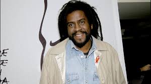 Tonton david, célèbre chanteur de reggae français, serait décédé, à l'âge de 53 ans. 3 Auj5bnr0ud3m