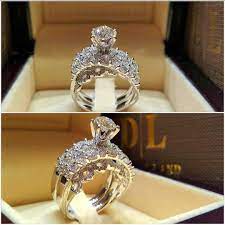 This Twin Set Got Some Serious Curves Diamonds Jewlery Engagement Ring Round Diamond Engagement Rings Designer Engagement Rings Wedding Rings Engagement