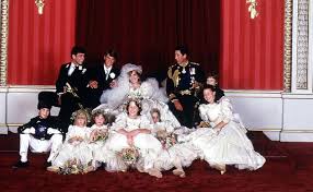 La boda de la princesa diana y el príncipe carlos fue todo un alivio para la familia real británica. Diana Y Carlos De Inglaterra Y Sus Pajes Y Damitas De Honor Boda De La Princesa Diana Vestidos De Novia Boda