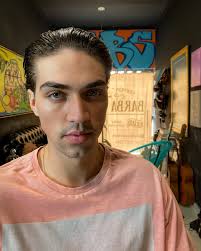 O @leonardogeraldo_ é meu cliente já tem um tempo, o cara é gente fina,  bonito, e tem um cabelo que adoro cortar, porque é bastante versátil.  Gostou do corte que fiz nele?