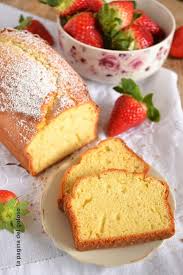 La ricetta semplice per un plumcake sofficissimo con l'aggiunta di nocciole e amarene. Plumcake Allo Yogurt Morbidissimo Dolce Facile Da Colazione La Pagina Del Goloso