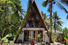 Pin Von Samantha Sahimi Auf Strandhaus Dreieckiges Haus Haus Mieten Dreieck Gebaude