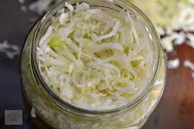 1 capatana de varza murata, 3 lingurite piper macinat, bucatele de slanina afumata, 100 ml ulei, 1 ceapa, boia, 2 frunze de dafin, oua pt ochiu. Varza Tocata Murata In Suc Propriu Caietul Cu Retete
