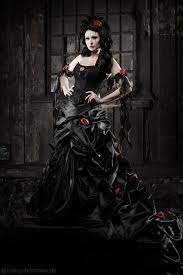 Schwarzes gothic brautkleid in viktorianischem look. Extravagantes Brautkleid In Schwarz Rot Schwarzes Brautkleid Schwarze Hochzeit Vampir Hochzeit