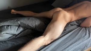 Morgendlicher sanfter Sex mit einer Decke! Kerl stöhnt beim Buckeln im Bett!