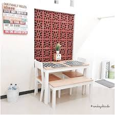 Dekat dengan jendela, supaya keluarga bisa langsung menikmati udara segar dari luar. Desain Dapur Kecil Dan Ruang Makan Radea