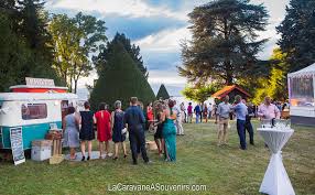 Nous sommes fabricants de cabines photos comprenant des fonctionnalités comme videomaton et hashtag imprimante. Animation Cabine Photo Ou Photobooth Pour Votre Mariage