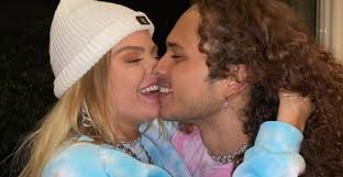 Check spelling or type a new query. Vitao E Luisa Sonza Se Beijam Em Show Apos Assumirem Namoro Revista Atrevida