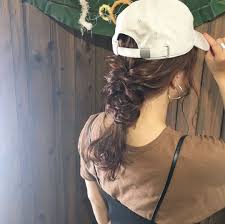 女らしさをプラス 大人のキャップコーデに合うヘアアレンジ保存版 帽子に合うヘアアレンジ キャップ ヘアアレンジ ヘアアレンジ