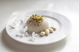 Del biancomangiare, questo il nome che il budino assume nella tradizione siciliana, esistono principalmente due versioni: Biancomangiare Ricetta Siciliana Originale Con Il Latte Di Mandorla