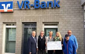 Immobilien erftstadt 3 familienhaus mit 3 garagen in zentraler. Freude Bei Der Scheckubergabe