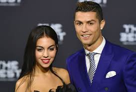 Το φτωχό παιδί που έγινε ο μίδας της μπάλας (βίντεο) είναι ένας από τους πιο διάσημους ποδοσφαιριστές στην ιστορία του αθλήματος. Gennhse H Agaphmenh Toy Kristiano Ronalnto Deite Th Fwtografia Apo To Maieythrio Mononews