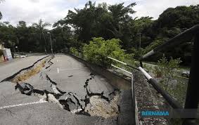 Sebuah kereta myvi yang dipandu seorang wanita tererosok ke dalam sebuah lubang akibat tanah mendap. Bernama Kontraktor Dilantik Baiki Jalan Rosak Akibat Tanah Mendap