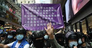 Jun 05, 2021 · 2021年的6月4日是中共「六四大屠殺」32周年，也是港版國安法實施後的首個六四。港府如臨大敵，出動7千警力，封閉維園和中央草坪，並出動水炮車，在各區截查民眾和車輛，圍城阻止市民悼六四，然而，港人悼念活動仍遍地開花。 æ¸¯è­¦åœ‹å®‰æ³• ç´«è‰²æ——å¹Ÿ æ›å…‰ åˆ†è£‚åœ‹å®¶è¡Œç‚º å£è™Ÿ å¯è¢«æ‹˜æ•