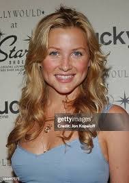 Holly Dunlap's Instagram, Twitter & Facebook