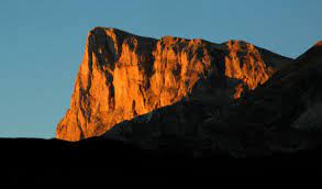Vous arriverez dans un décor lunaire, parmi les paraboles de l'observatoire. Pic De Bure 2709m Par La Combe Ratin Randonnee Devoluy Saint Etienne En Devoluy Superdevoluy