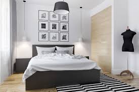 Bermain dengan nada kontras, memanfaatkan bagian dinding. Desain Kamar Tidur Monokrom Ini Membuat Kamarmu Lebih Elegan
