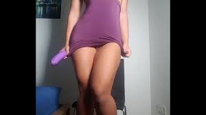 Vestida de puta se masturba con dildo - XNXX.COM