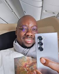 The 3 circles that make every memory crystal clear! Know your worth,  maintain your steeze! The Samsung way💪 @samsung_nigeria #samsungicon