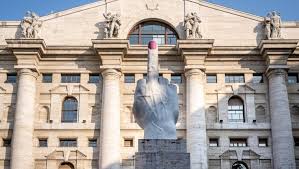 All'ombra dell'opera di uno degli artisti contemporanei più celebri dell mondo, il dito medio l.o.v.e. Un Unghia Fucsia Sul Dito Di Cattelan In Piazza Affari Il Blitz Dello Street Artist Ivan Per L 8 Marzo La Repubblica