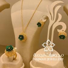 نص طقم ايطالي تصميم فخم وانيق من الذهب الصافي عيار ٢١ مقدمه من مجوهرات نجمة زورونا في مجوهرات نجمة في سوق الذ Designer Blouse Patterns Jewelry Design Jewelry