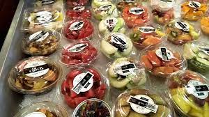 Buah potong ini, kami namakan rainbow raw fruit atau rrf, byk sekali abang2 buah jual buah namun kami mengemasnya. Cara Menyajikan Buah Potong Dan Segar Dengan Mewah Di Supermarket Youtube