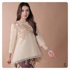 Berbagi inovasi baju kebaya telah banyak di ciptakan oleh para desainer, agar baju kebaya bisa tampil. 25 Inspirasi Modis Baju Kebaya Modern Organza
