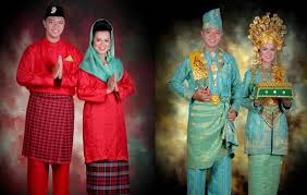 Ia begitu unik sekali kerana menggunakan seluar panjang bagi menggantikan kain sarung. Gambar Dan Nama Pakaian Adat Tradisional Dari 33 Provinsi Di Indonesia Artikel Lengkap Adat Nusantara Tradisinya Indonesia
