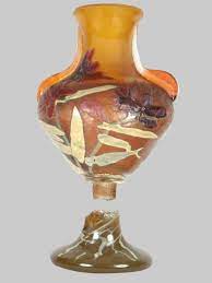 Emile Galle Petit Vase Balustre Et Son Pied En Verre Ambre A Decor De Societe De Ventes Aux Encheres Paris Dr Verre Antique Sculpture En Verre Art Verrier