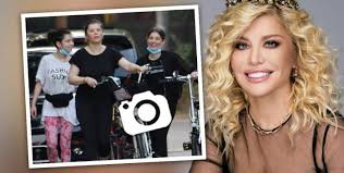 Maybe you would like to learn more about one of these? Loredana Groza È™i Fiica Sa PedaleazÄƒ Pentru O SiluetÄƒ De Vis Imagini Rare Cu Cele DouÄƒ Spynews Ro